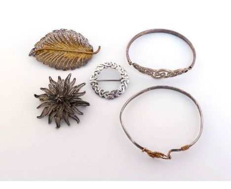 A mixed lot of white metal jewellery, including two filigree brooches, two bangles, and a Celtic wreath brooch 