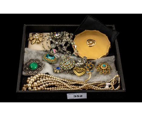 Collection of Vintage Costume Jewellery, comprising a collection of brooches, including Jersey Pearl, Pearl and turquoise, fl