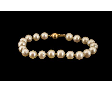 9ct Gold Clasp Pearl Statement Bracelet, pearls of over large proportions.  Hallmarked gold.  Bulbous clasp.  8'' in length, 