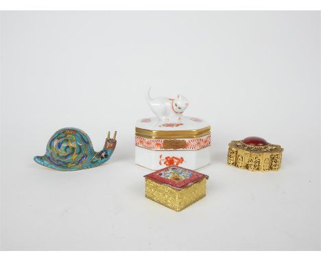 A Herend trinket box with a kitten to its top together with a cloisonne snail (6cm long) and two small pill boxes. (4)