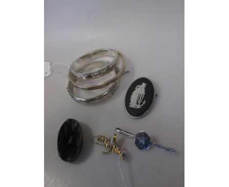 A 9 carat gold bangle (9g), an Arts and Crafts style yellow precious metal and pearl brooch, an agate brooch and a quantity o