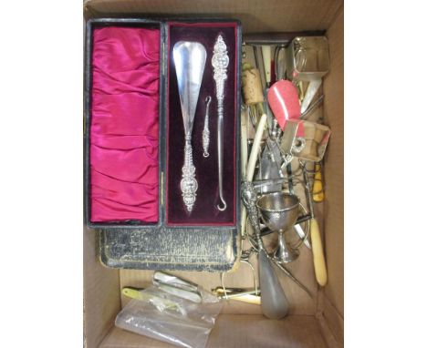 A quantity of silver to include a shoe horn and button hooks, cased, a part dressing set, cased, two silver bladed pen knives