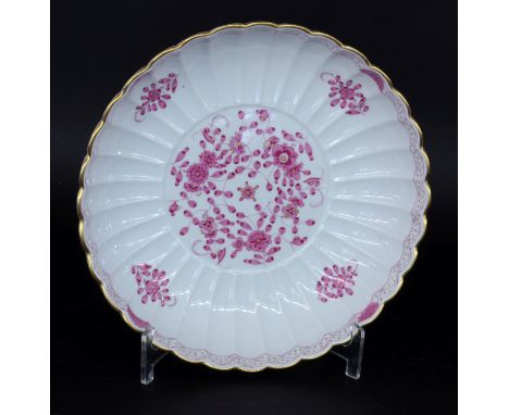 FÄCHERSCHALEMeissen, 20.Jh. Bemalt mit indischen Blumen in Purpurcamaieu und Gold. Schwertermarke, 1. Wahl. D.21cm