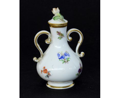 MINIATURFLAKONMeissen um 1860-1924 Gebauchte Form mit seitlichen S-förmigen Handhaben. Stöpsel mit Rosenknauf. Bemalt mit far