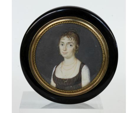 TABATIERE MIT MINIATURFrankreich, 19.Jh. Schildpatt mit Portrait einer Dame im Deckel. D.8,5cm, H.2,5cm