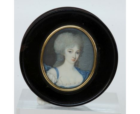 TABATIERE MIT MINIATURFrankreich, 18./19.Jh. Schildpatt mit Portrait einer Rokokodame im Deckel. D.6,6cm, H.2,3cm