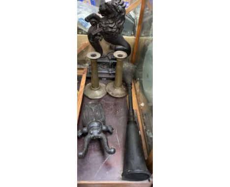 A cast iron Lion Rampart door stop together with a cast iron beetle boot jack, Desmo car horn and a pair of pewter Warric can