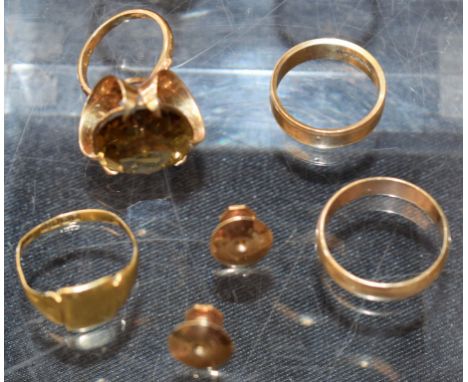 Jewellery - a 9ct gold smoky quartz dress ring, 9ct gold wedding band rings, shirt studs, 19.1g gross, an 18ct gold signet ri