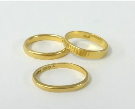 Three 22ct gold wedding bands, approx 11.40