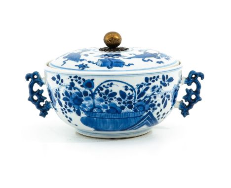 Kangxi Period, decorated with baskets with flowing flowers and Chinese antiquities on cover, 16 cm. in diameter.