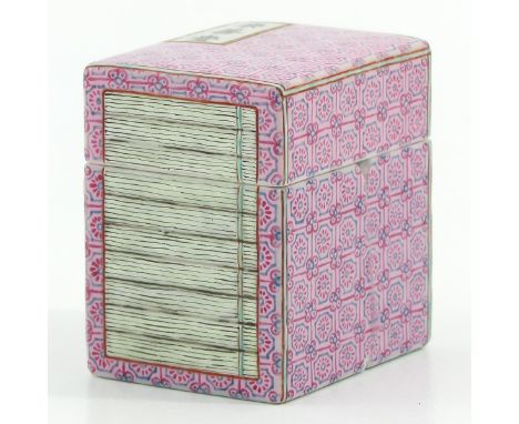 Depicting trunk, Qianlong mark, 5 x 4 x 3 cm., chip and hairline.