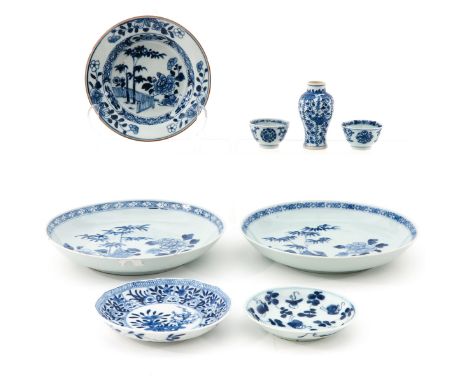 Including 5 plates, 1 vase and 2 cups, including Kangxi and Qianlong Period, chip and hairline.
