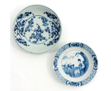 Decorated with berries and Chinese figures marked Chenghua, measuring 15 and 14 cm. in diameter. 