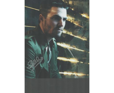 Stephen Amell signed 10x8 colour photograph. Amell came to prominence for playing the lead role of Oliver Queen on The CW sup