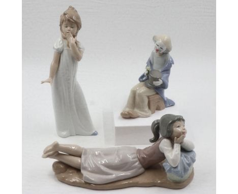 Large Nao figurine, Daydreaming, L: 30 cm, with two further examples. UK P&amp;P Group 3 (£30+VAT for the first lot and £8+VA