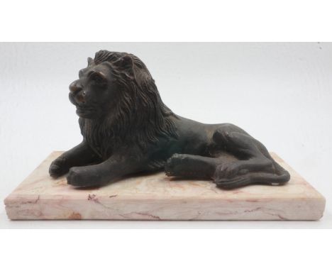 Cast iron lion on a metal plinth. UK P&amp;P Group 2 (£20+VAT for the first lot and £4+VAT for subsequent lots) 