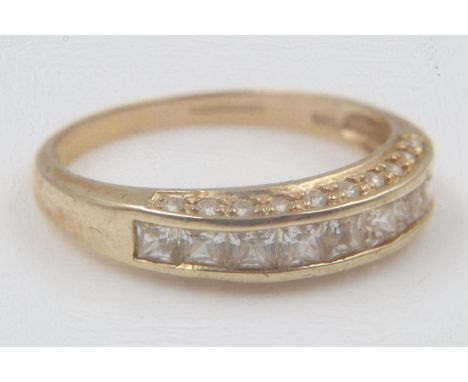 14ct gold CZ set ring, size T, 3.1g. UK P&amp;P Group 0 (£6+VAT for the first lot and £1+VAT for subsequent lots)