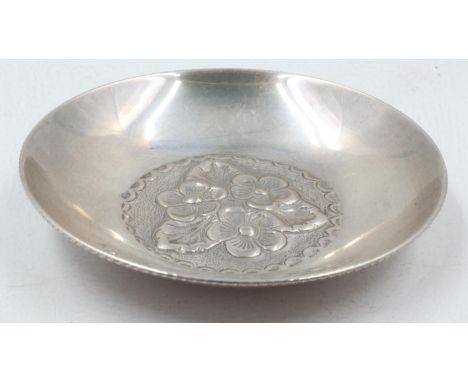 925 silver circular bowl with floral decoration in relief, D: 90mm, 30g. UK P&amp;P Group 1 (£16+VAT for the first lot and £2