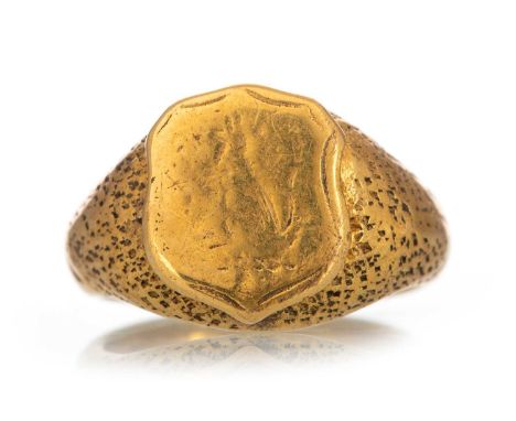 SIGNET RING in eighteen carat gold, in eighteen carat gold, size O 1/2Qty: 11.7g