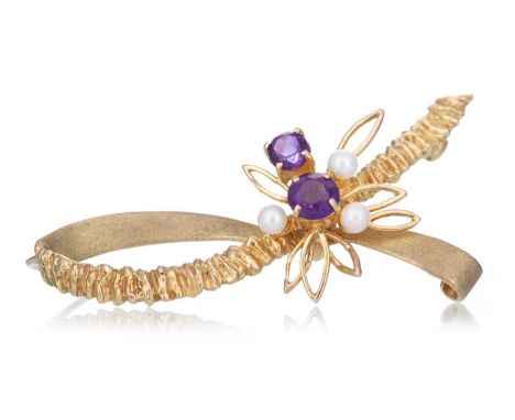 AMETHYST AND PEARL BROOCH of ribbon form, in nine carat goldQty: 9.2g