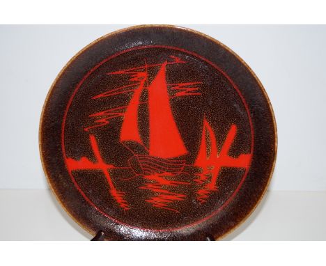 Poole pottery wall charger, diameter 26cm 