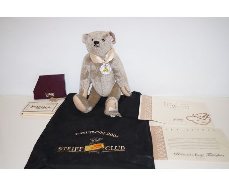 Steiff club edition teddy bear 2005 with original bag and papers 