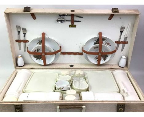 BREXTON PICNIC SET, in cream case