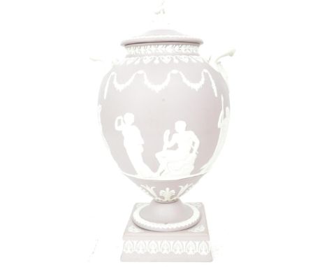 A vintage 20th century lilac Wedgewood jasperware dip lidded twin handled urn vase. The vase having finial modelled in the fo