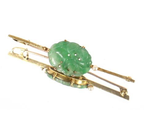 A 15ct gold and jade bar brooch total weight approx. 4.5gms AF