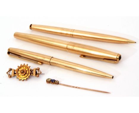 Mixed Lot: Parker 61 rolled gold fountain pen, pencil and ballpoint pen, a 9ct gold Etruscan brooch, 3.2gms, together with a 