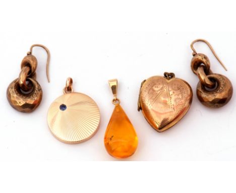 Mixed Lot: vintage heart locket, back and front, amber drop pendant with an 18K stamped bale, a circular yellow metal locket,