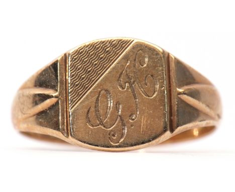 9ct gold signet ring, the panel engraved with the initials GH and decorated with engine turned design, Birmingham 1965, size 