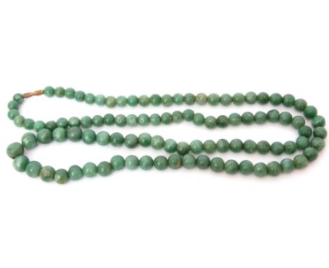 Jade necklace, a single row of graduated beads, 8-12mm diam to a barrel metal clasp, 48cm long fastened