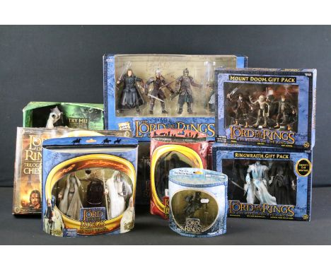 Collection of ten boxed Toy Biz The Lord Of The Rings figures and figure sets to include 2 x Aragorn and Brego Deluxe Horse a