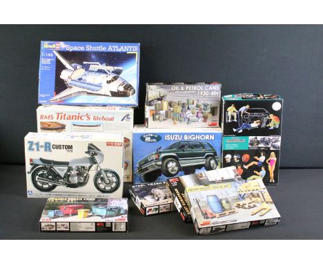 10 Boxed model kits to include 5 x MiniArt accessory packs (35584, 35595, 35617, 35636 &amp; 35606), Aoshima Z1-R Custom 1978