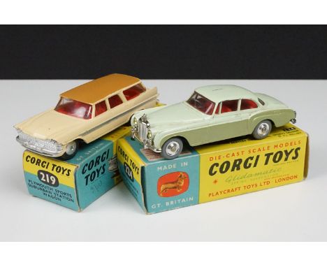 Two boxed Corgi diecast models to include 219 Plymouth Sports Suburban Station Wagon in cream with faun roof (diecast vg with