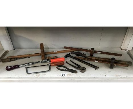 A quantity of woodworking tools including 3 gauges