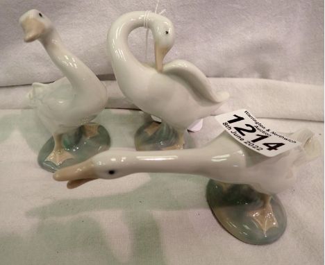 Three Lladro geese, largest H: 80 mm. P&amp;P Group 2 (£18+VAT for the first lot and £3+VAT for subsequent lots) 
