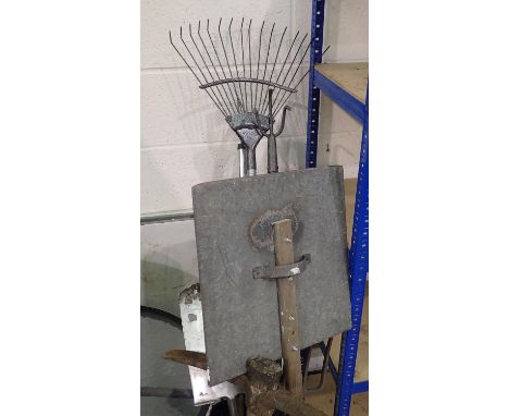 Quantity of garden tools including a fork. Not available for in-house P&amp;P, contact Paul O'Hea at Mailboxes on 01925 65913