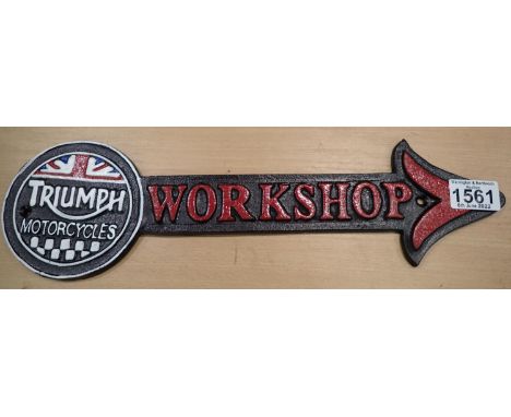 Cast iron Triumph workshop arrow sign, 40 x 12 cm. P&amp;P Group 2 (£18+VAT for the first lot and £3+VAT for subsequent lots)