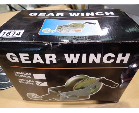 200LB gear winch. P&amp;P Group 2 (£18+VAT for the first lot and £3+VAT for subsequent lots) 