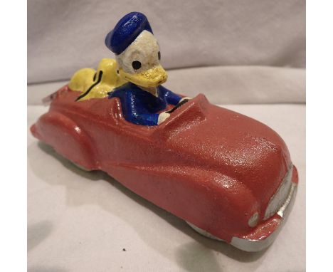 Cast iron Donald Duck driving, L: 16 cm. P&amp;P Group 1 (£14+VAT for the first lot and £1+VAT for subsequent lots) 