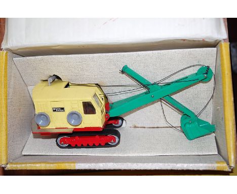 A Dinky Toys No. 975 Ruston excavator in the original all card lift off lid box with instruction leaflet