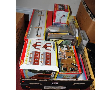 A collection of Hornby 00 gauge Scaledale and boxed 00 railway accessories to include double road engine shed and others