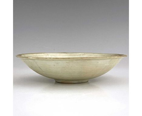 A Chinese celadon glazed dish, lobed everted rim, central incised ring, the exterior with tooled lines, 13.5cm diameter