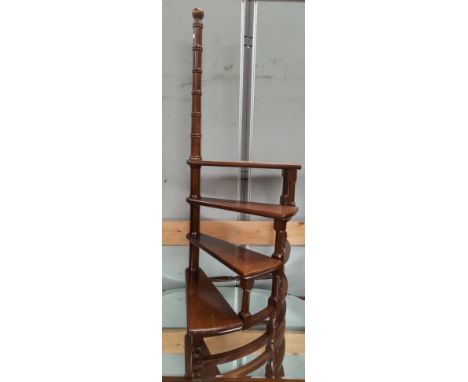 A 4-tread library steps, height 121 cm.&nbsp;&nbsp;A modern piece in generally good condition with some light cracking to var