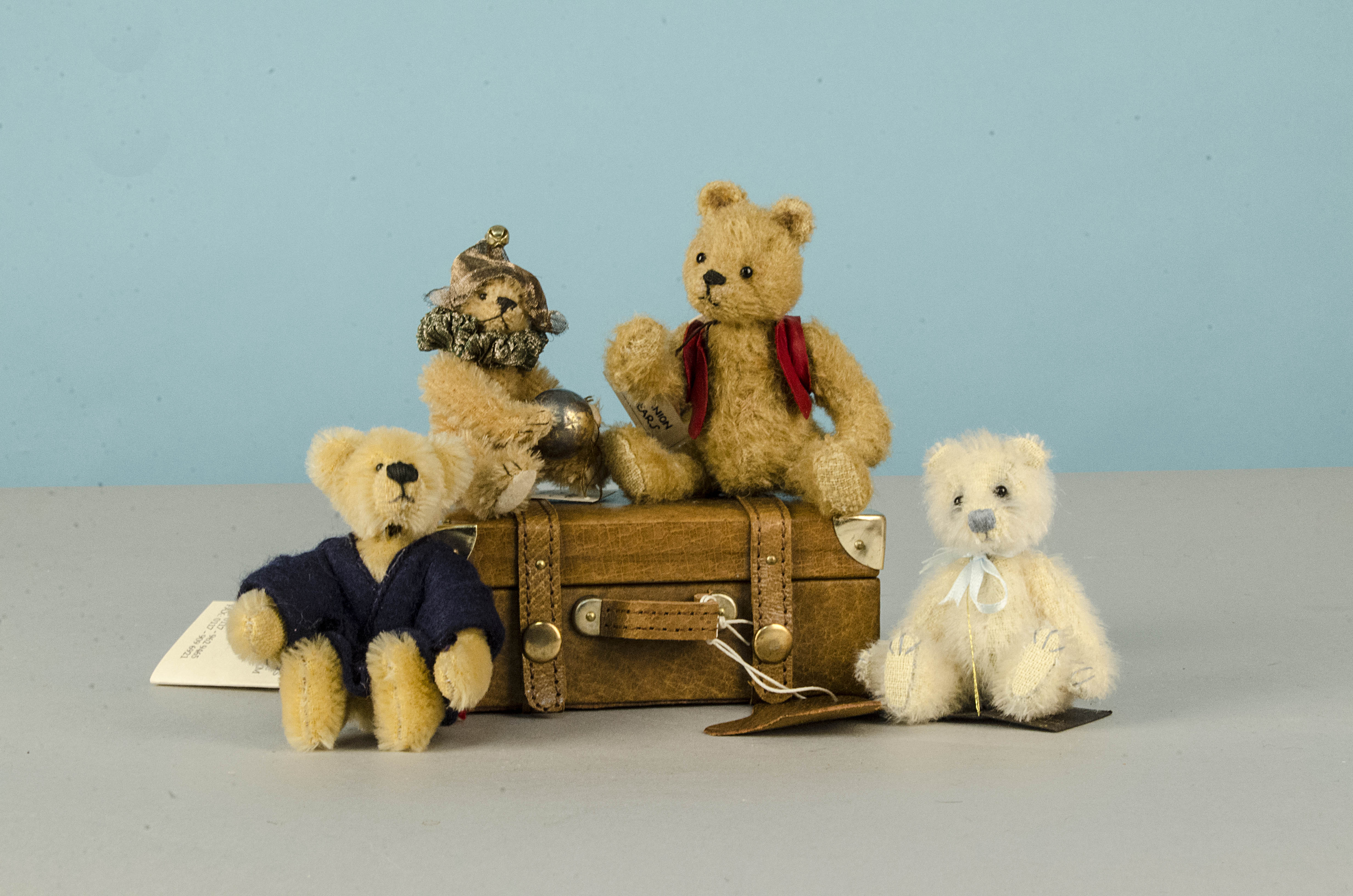 miniature artist teddy bears