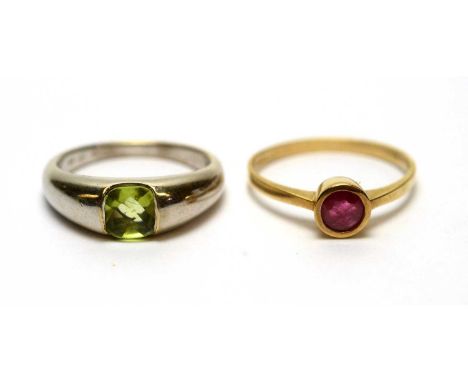 A single stone ruby ring, possibly synthetic, in 9ct yellow gold mount and shank, ring size O; and a peridot ring in 9ct whit