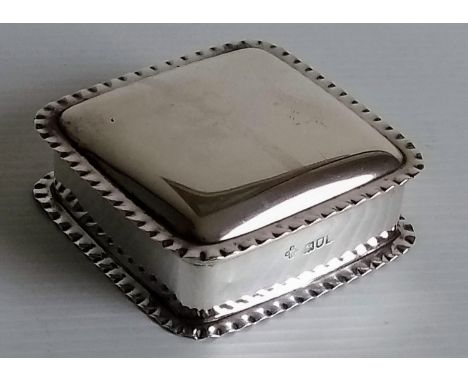 An Edwardian silver square box with hinged lid, gilt interior by Henry Wilkinson &amp; Co., London 1903, 9 x 9 x 3.5 cm, 126g