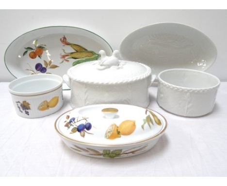 ROYAL WORCESTER 'EVESHAM' PORCELAIN SERVING DISHwith cover, 'Evesham Vale' serving dish, ribbed serving dish, fish dish, game